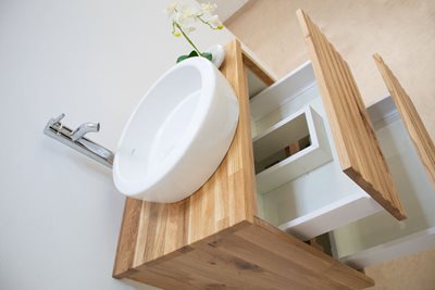 ארון אמבטיה תלוי רוחב 60 ס"מ בעומק 46 ס"מ עשוי מעץ מלא אלון מבוקע עם משטח עץ מלא להנחת כיור מונח דגם ויסלר