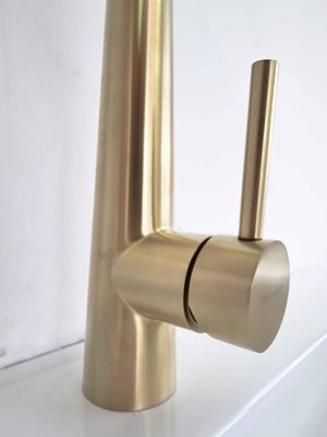 ברז מטבח מגיע עם פיה מסתובבת ונשלפת צבע זהב מט דגם 8282664