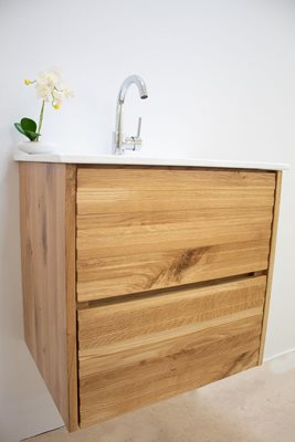 ארון אמבטיה תלוי רוחב 60 ס"מ בעומק 46 ס"מ עשוי מעץ מלא אלון מבוקע עם כיור משטח חרס שקוע דגם בארי