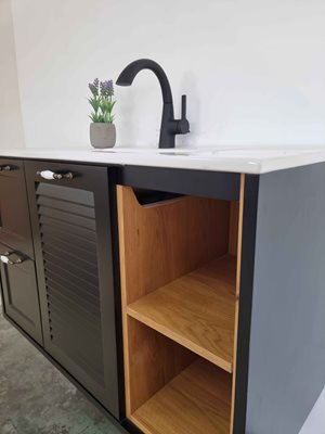 ארון אמבטיה תלוי לפי מידה רוחב וצבע לפי בחירתך עם כיור משטח חרס שקוע דגם פולי