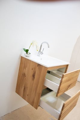 ארון אמבטיה תלוי רוחב 60 ס"מ בעומק 46 ס"מ עשוי מעץ מלא אלון מבוקע עם כיור משטח חרס שקוע דגם בארי