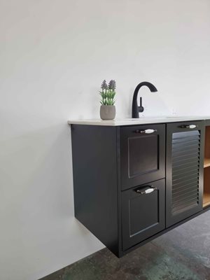 ארון אמבטיה תלוי לפי מידה רוחב וצבע לפי בחירתך עם כיור משטח חרס שקוע דגם פולי