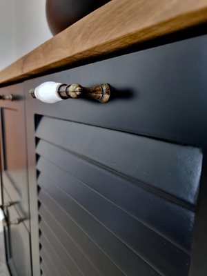 ארון אמבטיה תלוי לפי מידה רוחב עומק וצבע לפי בחירתך עם משטח עץ מלא להנחת כיור מונח דגם פוזה