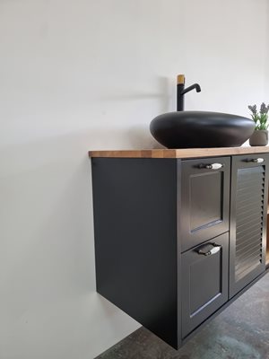 ארון אמבטיה תלוי לפי מידה רוחב עומק וצבע לפי בחירתך עם משטח עץ מלא להנחת כיור מונח דגם פוזה