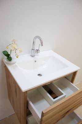 ארון אמבטיה תלוי רוחב 60 ס"מ בעומק 46 ס"מ עשוי מעץ מלא אלון מבוקע עם כיור משטח חרס שקוע דגם בארי