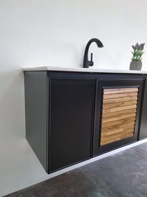 ארון אמבטיה תלוי לפי מידה רוחב וצבע לפי בחירתך עם כיור משטח חרס שקוע דגם תותו