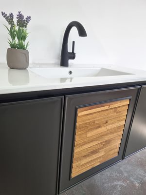 ארון אמבטיה תלוי לפי מידה רוחב וצבע לפי בחירתך עם כיור משטח חרס שקוע דגם תותו