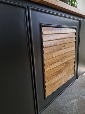 ארון אמבטיה תלוי לפי מידה רוחב עומק וצבע לפי בחירתך עם משטח עץ מלא להנחת כיור מונח דגם מאטריקס