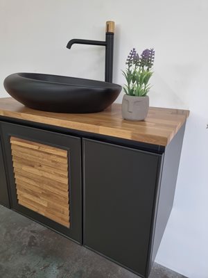 ארון אמבטיה תלוי לפי מידה רוחב עומק וצבע לפי בחירתך עם משטח עץ מלא להנחת כיור מונח דגם מאטריקס