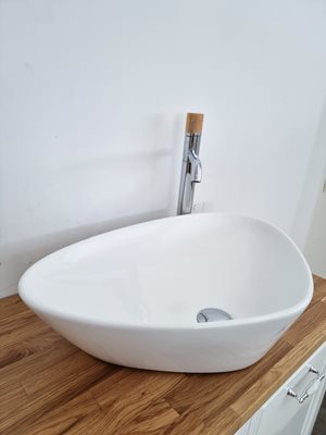 ארון אמבטיה עומד לפי מידה רוחב עומק וצבע לפי בחירתך עם משטח עץ מלא להנחת כיור מונח דגם מאסט