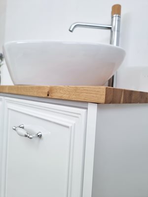 ארון אמבטיה עומד לפי מידה רוחב עומק וצבע לפי בחירתך עם משטח עץ מלא להנחת כיור מונח דגם מאסט