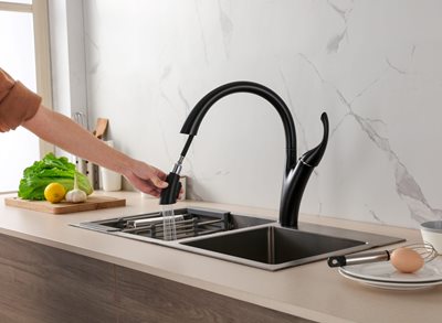 ברז מטבח מגיע עם פיה מסתובבת ונשלפת צבע שחור מט דגם K624