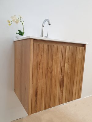 ארון אמבטיה תלוי רוחב 60 ס"מ בעומק 46 ס"מ עשוי מעץ מלא אלון מבוקע עם כיור משטח חרס שקוע דגם ג'אסבר