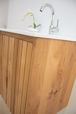 ארון אמבטיה תלוי רוחב 60 ס"מ בעומק 46 ס"מ עשוי מעץ מלא אלון מבוקע עם כיור משטח חרס שקוע דגם ג'אסבר