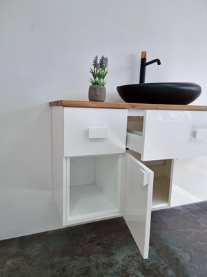 ארון אמבטיה תלוי לפי מידה רוחב עומק וצבע לפי בחירתך עם משטח עץ מלא להנחת כיור מונח דגם קלן