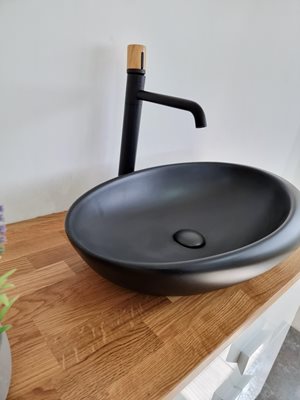 ארון אמבטיה תלוי לפי מידה רוחב עומק וצבע לפי בחירתך עם משטח עץ מלא להנחת כיור מונח דגם קלן