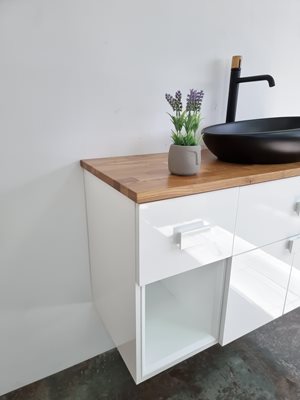 ארון אמבטיה תלוי לפי מידה רוחב עומק וצבע לפי בחירתך עם משטח עץ מלא להנחת כיור מונח דגם קלן