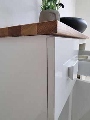 ארון אמבטיה תלוי לפי מידה רוחב עומק וצבע לפי בחירתך עם משטח עץ מלא להנחת כיור מונח דגם קלן