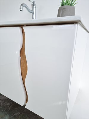 ארון אמבטיה תלוי לפי מידה רוחב עומק וצבע לפי בחירתך עם כיור משטח חרס שקוע דגם ברגאמו