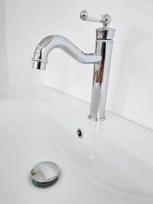 ארון אמבטיה תלוי לפי מידה רוחב עומק וצבע לפי בחירתך עם כיור משטח חרס שקוע דגם מודרנא