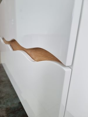 ארון אמבטיה תלוי לפי מידה רוחב עומק וצבע לפי בחירתך עם כיור משטח חרס שקוע דגם מודרנא