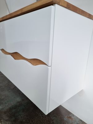 ארון אמבטיה תלוי לפי מידה רוחב עומק וצבע לפי בחירתך עם משטח עץ מלא להנחת כיור מונח דגם באדו