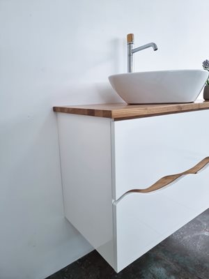 ארון אמבטיה תלוי לפי מידה רוחב עומק וצבע לפי בחירתך עם משטח עץ מלא להנחת כיור מונח דגם באדו