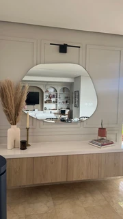 מראה מרחפת לתליה בצורה אמורפית ללא מסגרת רוחב 100 ס"מ גובה 70 ס"מ דגם M-763