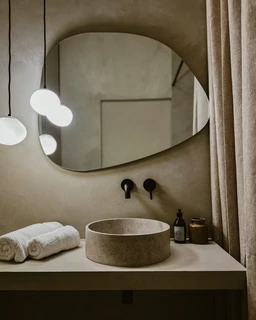 מראה מרחפת לתליה בצורה אמורפית ללא מסגרת רוחב 90 ס"מ גובה 80 ס"מ דגם M-765