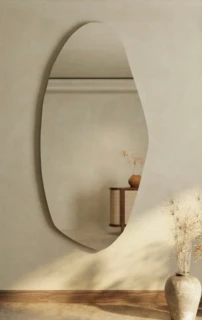 מראה מרחפת לתליה בצורה אמורפית ללא מסגרת רוחב 70 ס"מ גובה 100 ס"מ דגם M-764