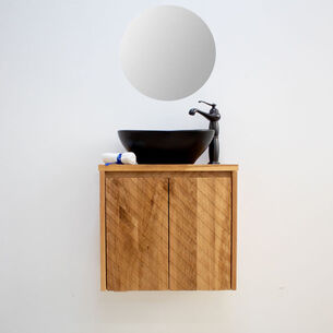 ארון אמבטיה תלוי רוחב 55 ס"מ בעומק 33 ס"מ עשוי מעץ מלא אלון מבוקע עם משטח עץ מלא להנחת כיור מונח דגם קומו