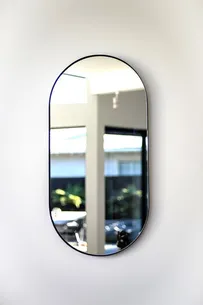 מראה מרחפת לתליה אליפסה עם מסגרת אלומיניום אל חלד צבע שחור מט ברוחב 60 ס"מ ובגובה 100 ס"מ דגם B-357