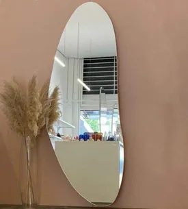 מראת גוף מרחפת בצורה אמורפית לתליה ללא מסגרת רוחב 70 ס"מ גובה 180 ס"מ דגם LM-56