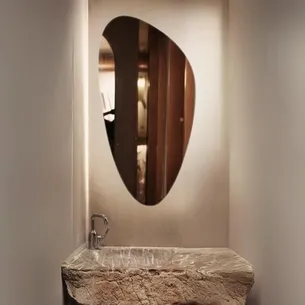 מראה מרחפת לתליה בצורה אמורפית ללא מסגרת רוחב 49 ס"מ גובה 80 ס"מ דגם M-3