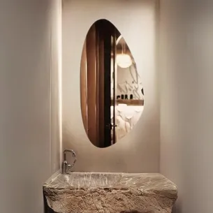 מראה מרחפת לתליה בצורה אמורפית ללא מסגרת רוחב 49 ס"מ גובה 80 ס"מ דגם M-2