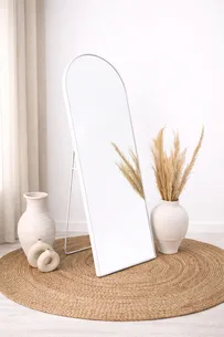 מראת גוף אובלית עומדת עם סטנד עשוי ממסגרת אלומיניום אל חלד צבע לבן מט וניתן גם לתלות אותה רוחב 70 ס"מ גובה 180 ס"מ דגם LM-15W